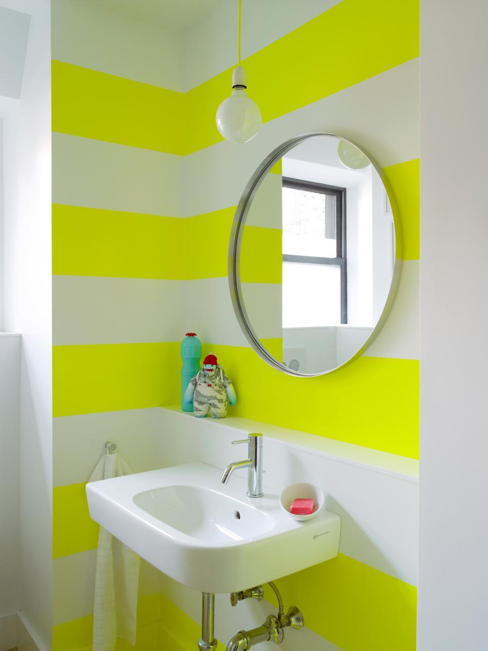 Кислотные зеленые и белые полосы для украшения ванной комнаты