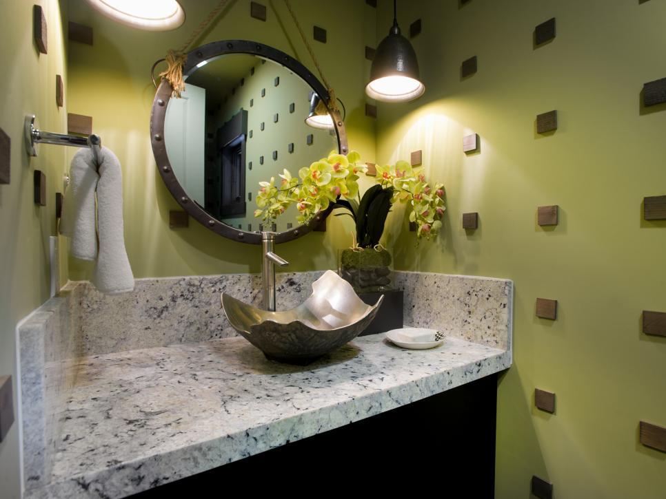 Необычная отделка стен ванной комнаты оливковой краской и темными картами