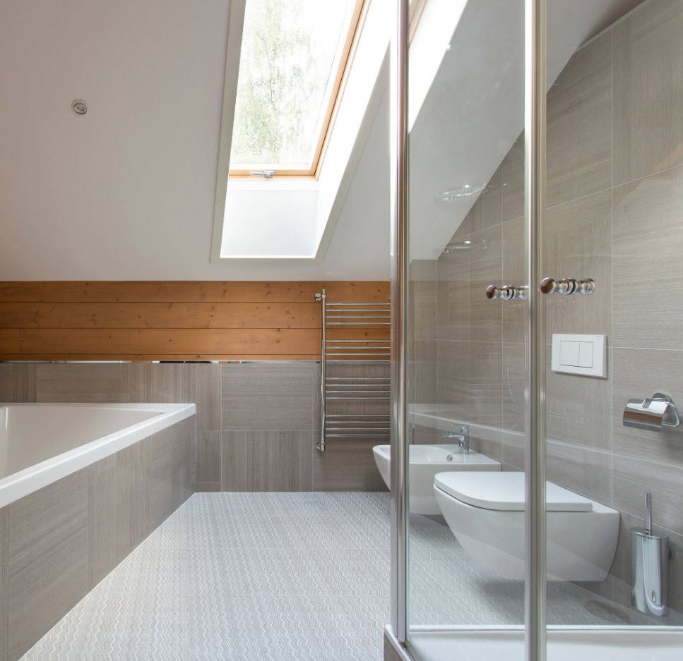 Лофт спроектированная ванная комната с потолочным окном и серой акцентной стеной
