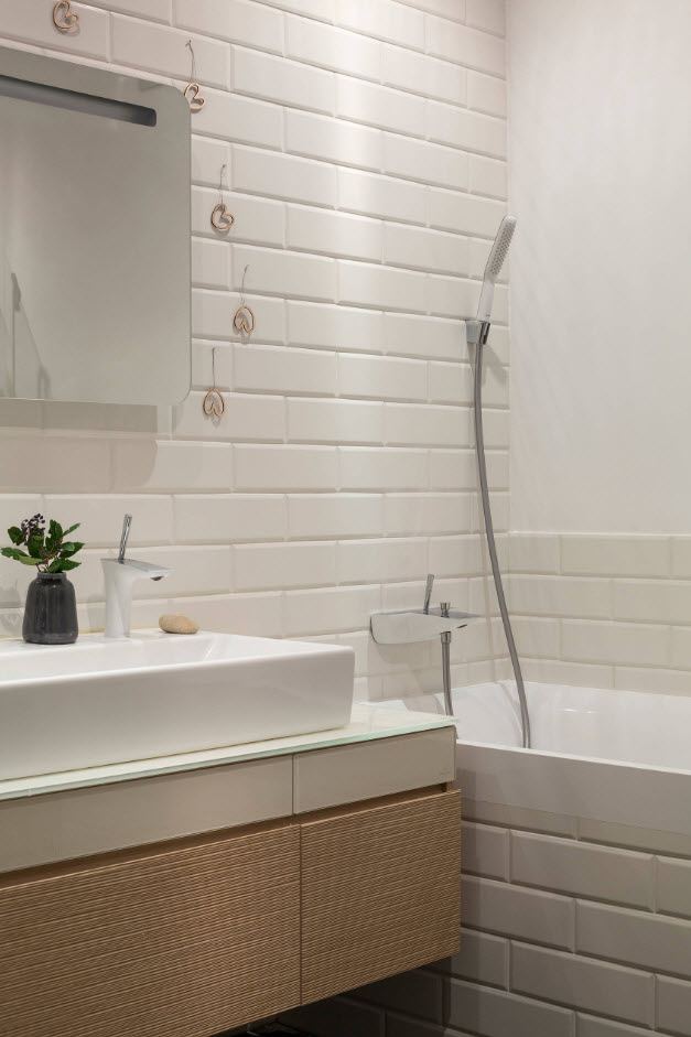 Белый кирпич имитирующий настенную плитку и деревянную облицованную раковину для ванной комнаты