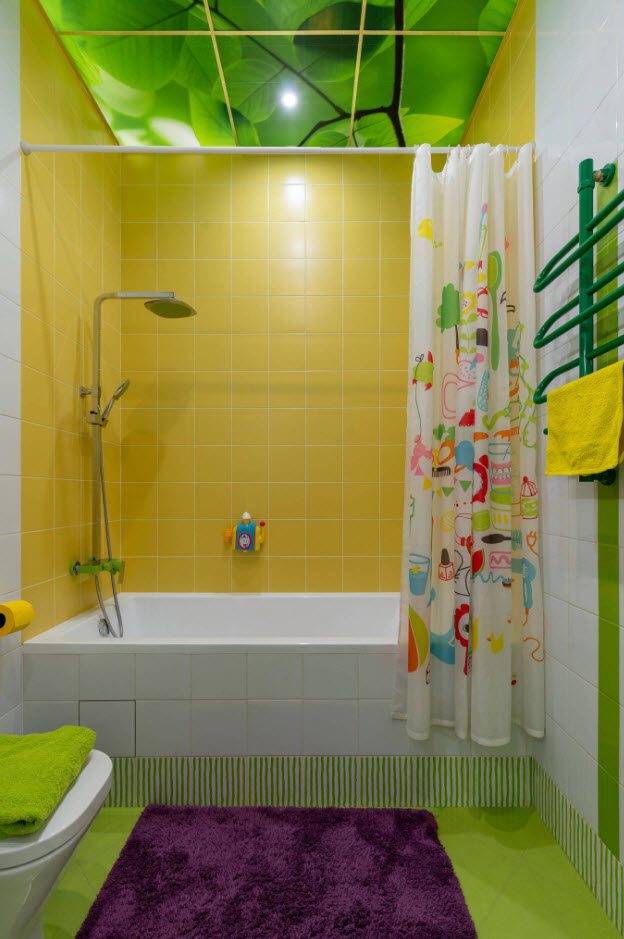 Стены ванной комнаты выложены желтой плиткой