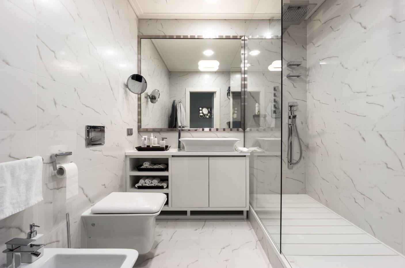 Белая конструированная ванная комната с серой комбинацией