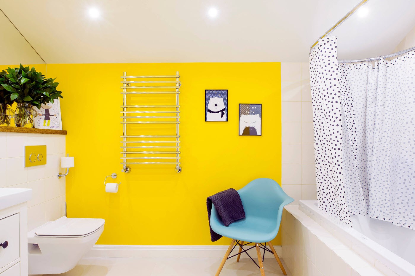 Белая современная ванная комната с ярко-желтой акцентной стеной
