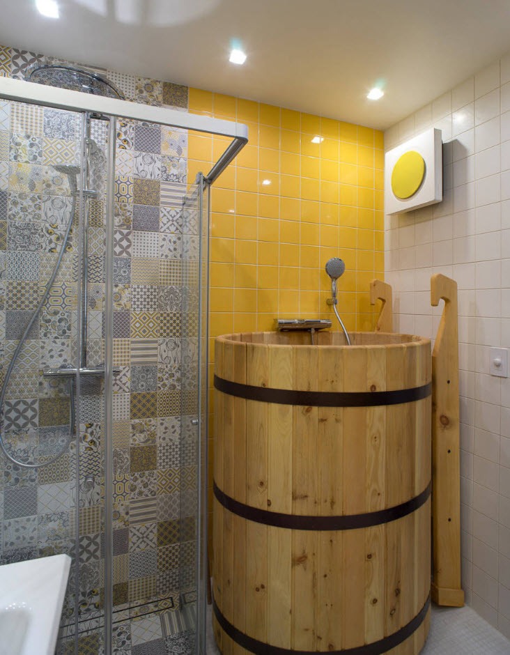 Обзор Отделочных Материалов Стен Ванной Комнаты. Открытый душ и ванна для купания в ванной комнате с желтыми окрашенными стенами