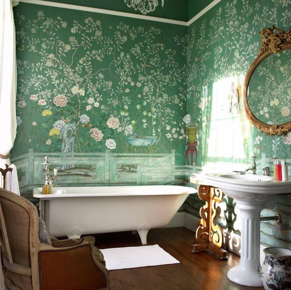 Зеленые обои с рисунком и классической ванной для простого дизайна интерьера