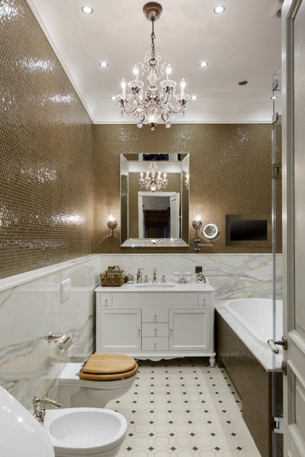 Классический интерьер ванной комнаты с большой люстрой crsytal