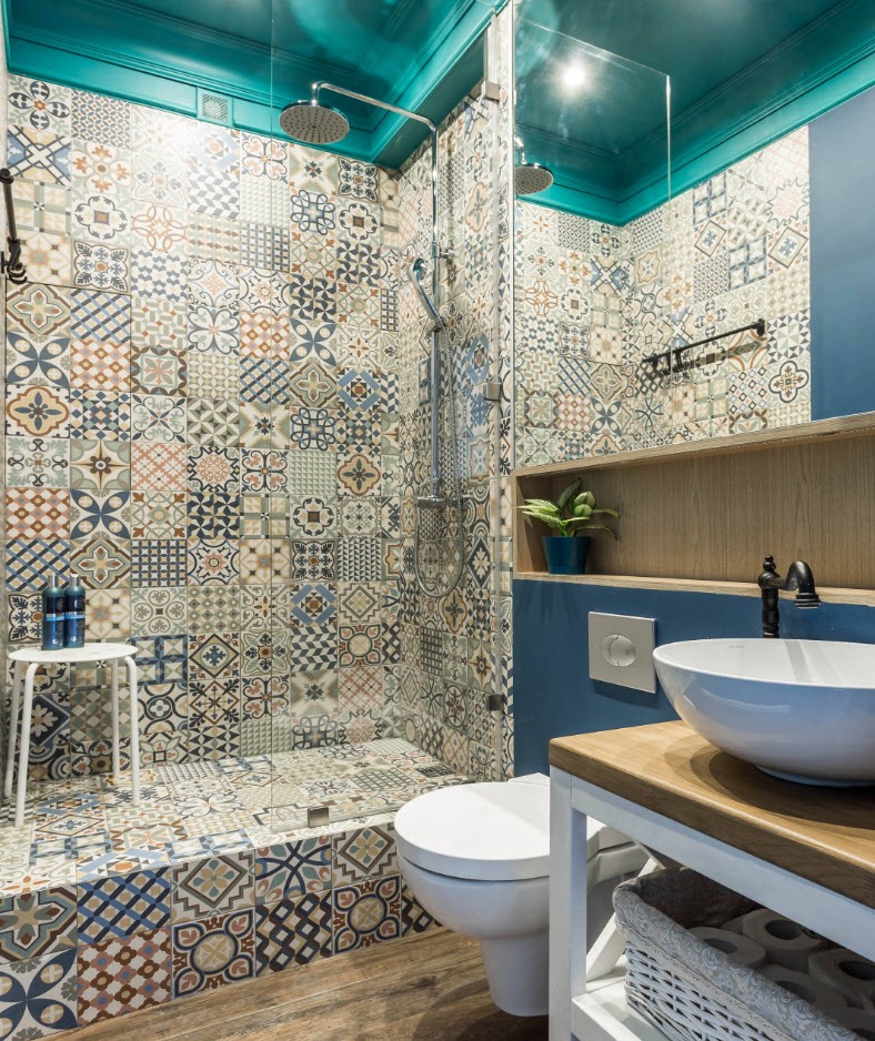Красочная арабская плитка в современной ванной комнате