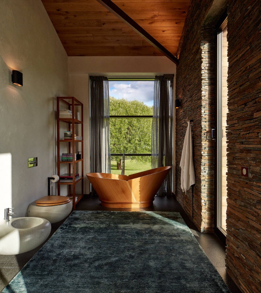 Необычное классическое воплощение с большой деревянной ванной