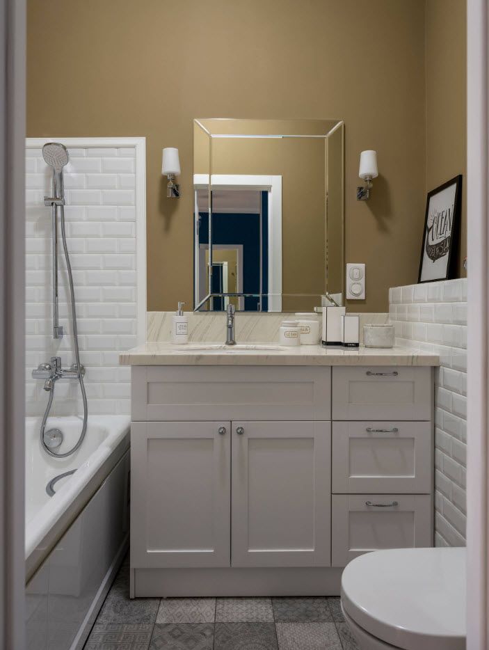 Аккуратные коричневые стены и серая мебель в классической ванной комнате