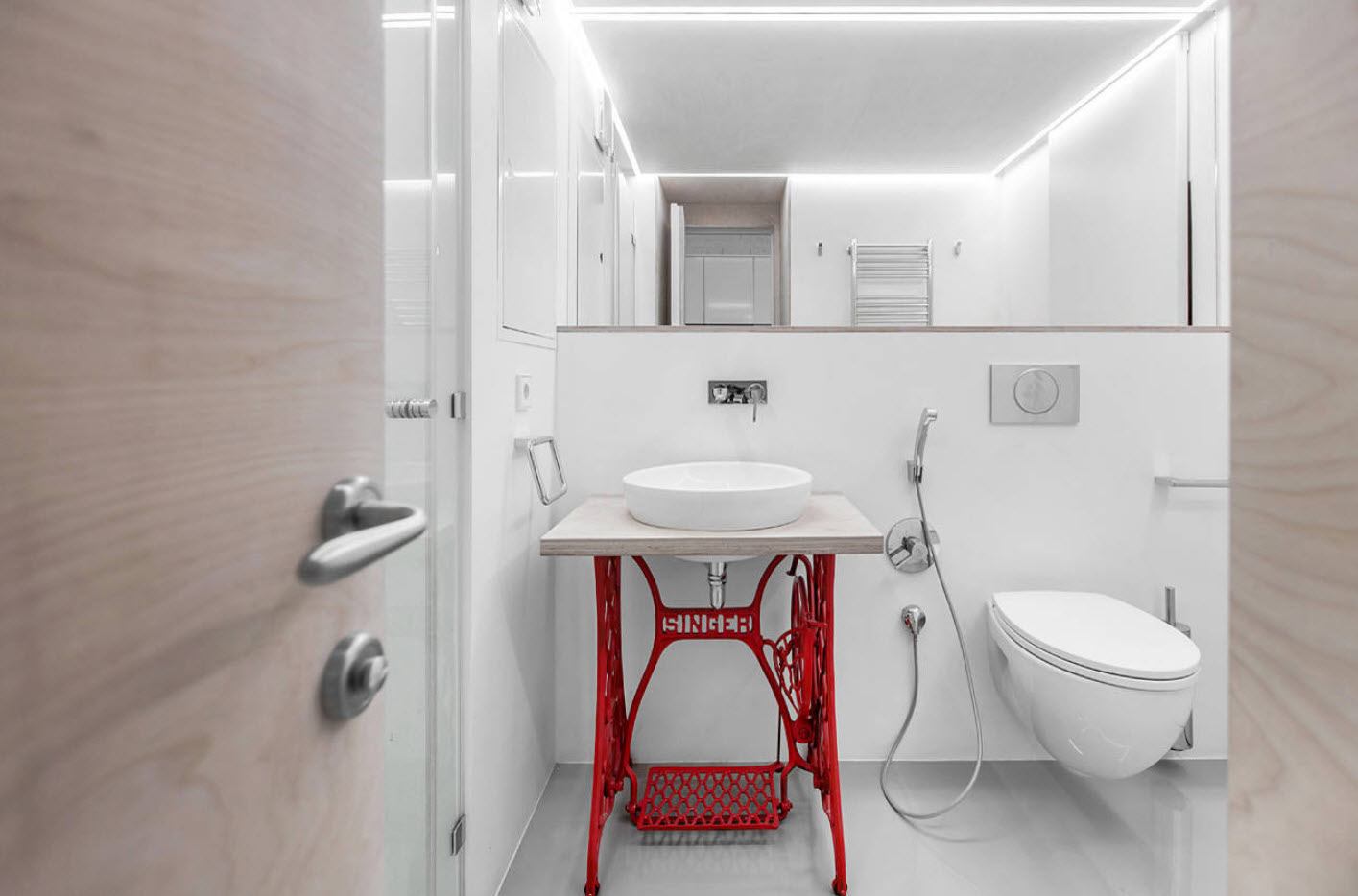 Красное основание швейной машины для раковины в белой вскользь ванной комнате