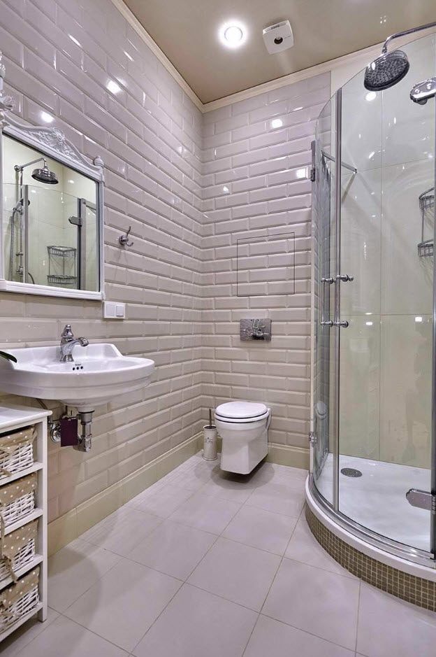 Кирпич имитируя украшение стены для самомоднейшей украшенной ванной комнаты