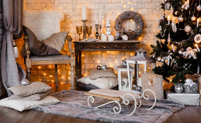 Текстильные нейтральные, коричневые и серые оттенки сами по себе не превращают помещение в яркое праздничное, но в сочетании с гирляндами, ёлкой и новогодней атрибутикой мы получаем тот самый благородный рождественский интерьер