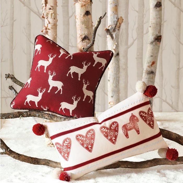 Шерстяные подушки и покрывала, меха — зимний вариант с тематическим орнаментом становится фоновым дизайном для оформления