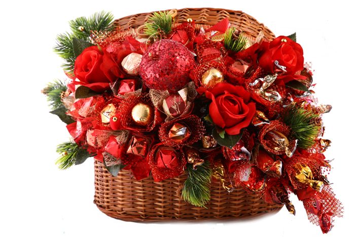Сладкие корзины декорируются новогодними оттенками зелёного, красного и золотого. Для лепестков цветов можно взять красную гофрированную бумагу