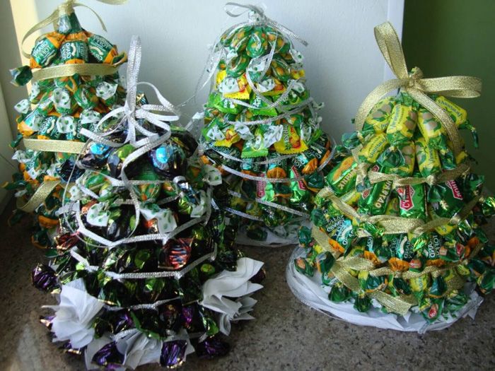 Несколько ёлочек с разным вкусом конфет будут желанным новогодним декором комнат в доме с детьми
