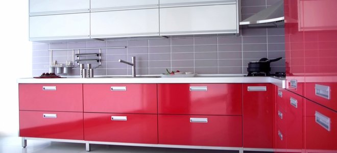 красные и белые кухонные шкафы