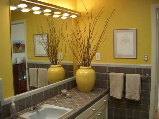 Интерьер ванной комнаты в желтом цвете