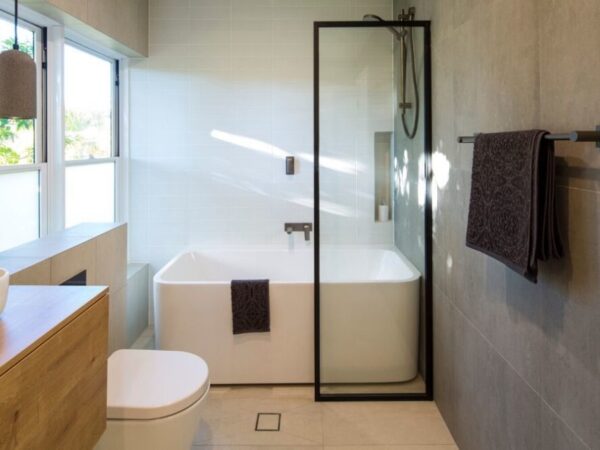 Дизайн ванной комнаты 2022 с душевой кабиной в частном доме в современном стиле