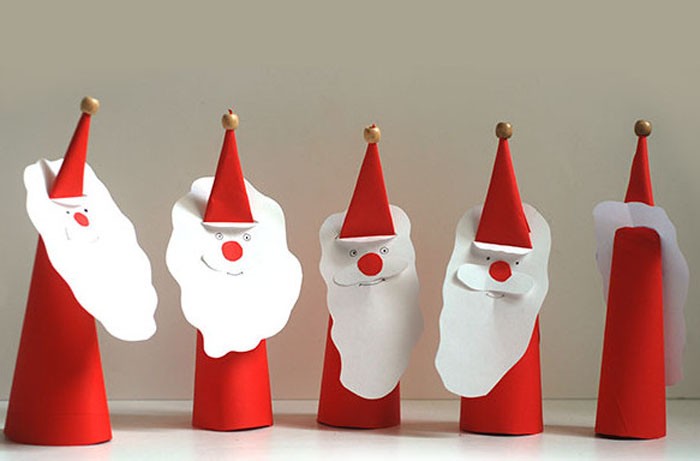 Простой и быстрый вариант создания Деда Мороза. Делаем конус из красной бумаги, а на конус надеваем белую бумажную бороду и наклеиваем лицо